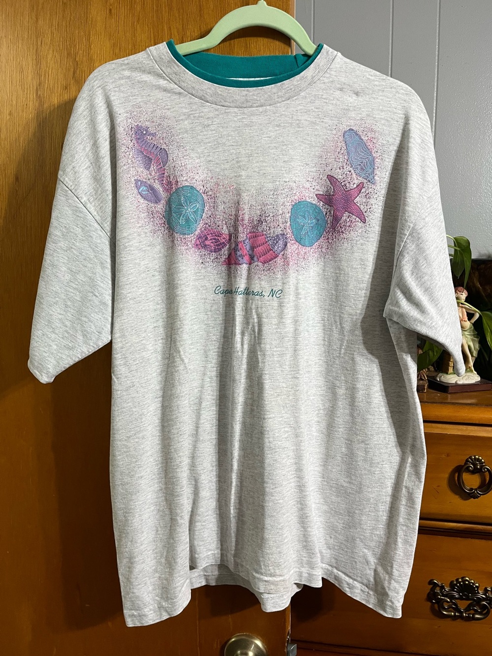 Vintage Cape Hatteras Pastel Seashell Women’s Size XL Gray Crewneck T-Shirt